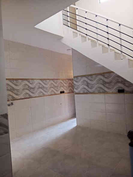 سلام عليكم دار 100م بناء طابوك صب كونكريت شغل يخبل سيراميك بورسلين محجر تانكي كيزر خلاطات كله جدد البيت فارغ كبل تنتقل بي على شارع تبليط قرب حاتم الخير يحتوي على غرفه وصاله ومطبخ وستقبال وصحيات داخليه وخارجيه السعر ٤٦ وبي مجال تواصل *********** عنوان مكتب خلف أسواق فدك
