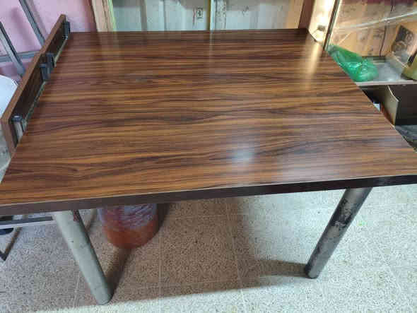 ميز مع / 8/ كراسي للبيع موصل حي سومر للاستفسار اتصال على / ***********
