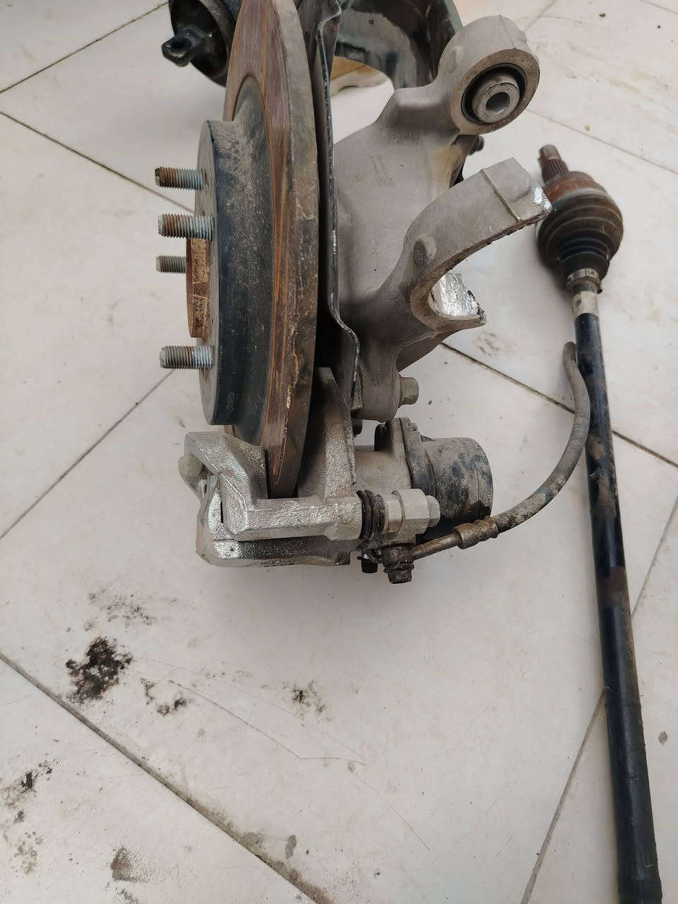 سطاب اكسن 23 توسان  فور ويل بانزين مع درايم شفت حاويه  سطاب كامل مكمل ماعدا الكسر المؤشر عليه ***********
