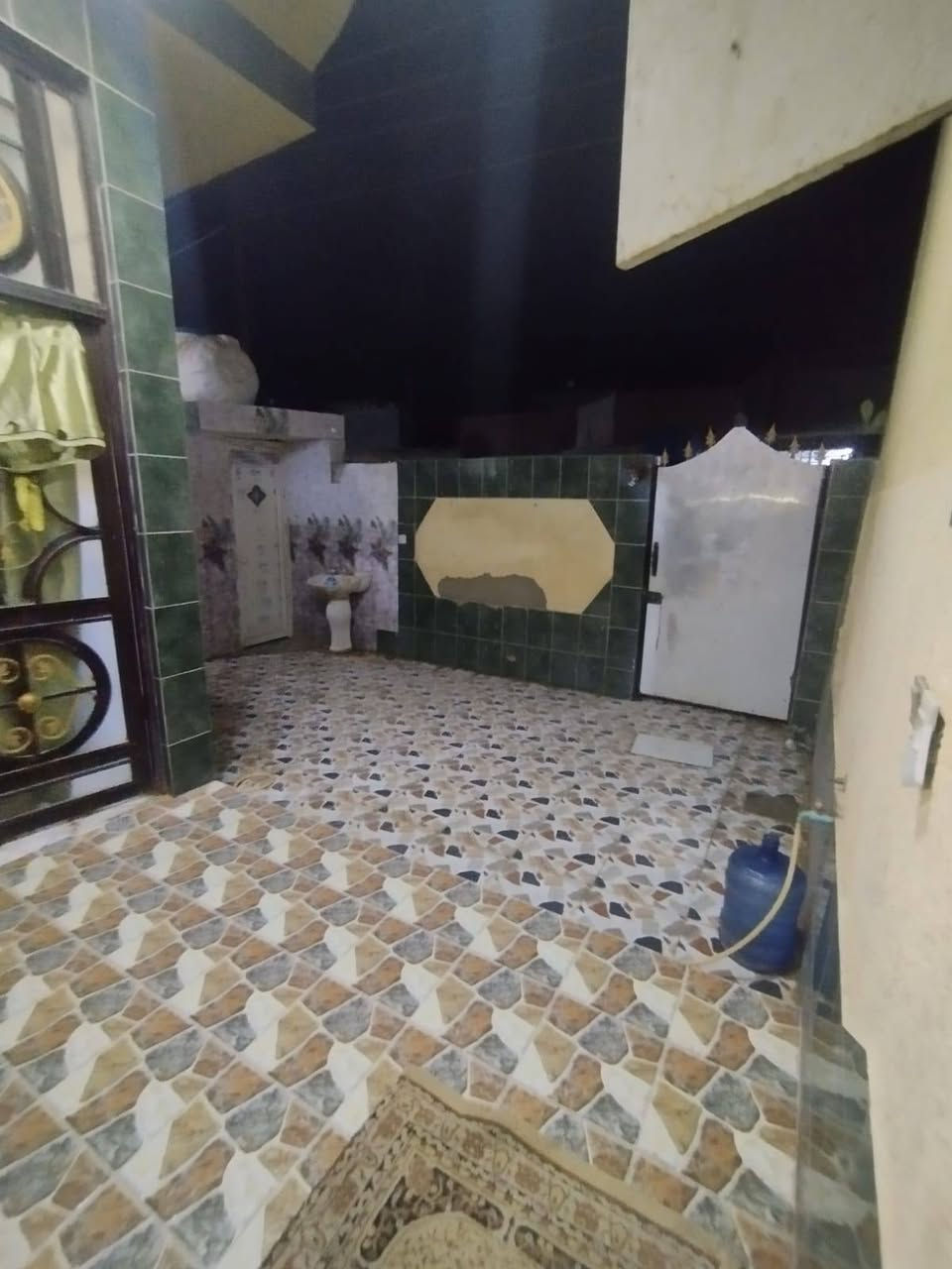 سلام عليكم بيت اللبيع المساحه 150 متر البناء ابلوك يتكون من غرفه وهول ومطبخ وستقبال وصحيات داخليه وخارجيه عنوان البيت حي الحكيم مقابيل الدبيه خدمات ماي والكهرباء بل باب قريب المدارس الا ستفسار الانتصال ***********1 /! /***********
