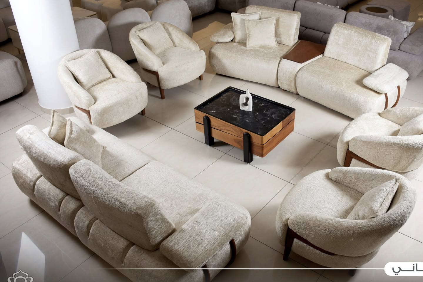 أطقم جلوس مودرن متكونة من 10 مقعد 
اكثر من ١٣ موديل داخل البوست بعدة الوان 
الاسعار تبدأ من ٩٥٠ الف فما فوق 
العنوان بغداد بسماية مجاور المستشفى اللبناني 
*********** نقد وبالتقسيط مصرف الرافدين 
لمدة ١٠ اشهر
