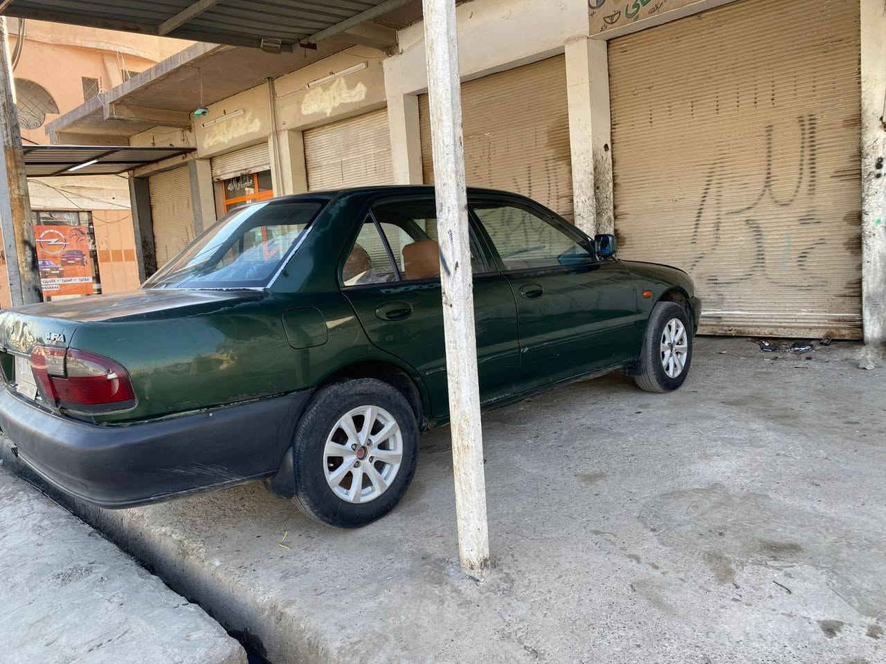 بروتون موديل 2002 رقم كركوك كير عادي 
سنه ويه عاج شرت تحويل أو وكاله 
شرت قرص ول اضباره بدون غرامه 
دفتر بنزين موجود محرك كير صدر تبريد 
تايرات كله بشرت صعر 38 بي مجال عشرايي 
***********
*********** كركوك, العراق
