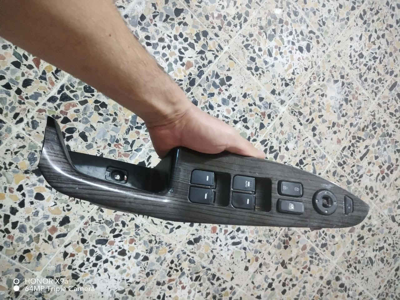 سلام عليكم متوفر يدات داخليه وخارجيه وقفاله بيبان ودكم راسيه ***********
