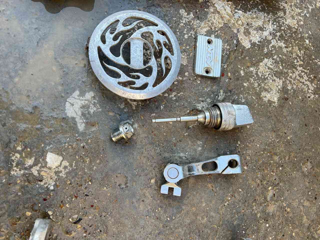 السلام عليكم عندي سيت نيكل لبيع كامل اوقطع كلشي وسعره ويدات مال شمعه كوسو وجوين جيسو وقبق بانزين رياضي دي كي ار ما ارد على التعليقات اتصال ***********  مكاني جسر ديالى الجديد توصيل كل العراق موجود
