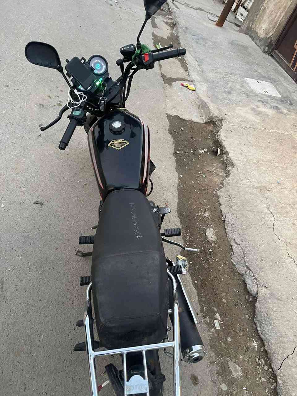 سلام عليكم دراجه نامه برو مرقمه رقم بغداد تحويل ثاني يوم  ونضيفه مامفتوح برغي بيها بس تانكي مبدل موديل ٢١ مكينه ١٥٠ دراجه خير من الله السعر خاص *********** مكان بغداد شعب
