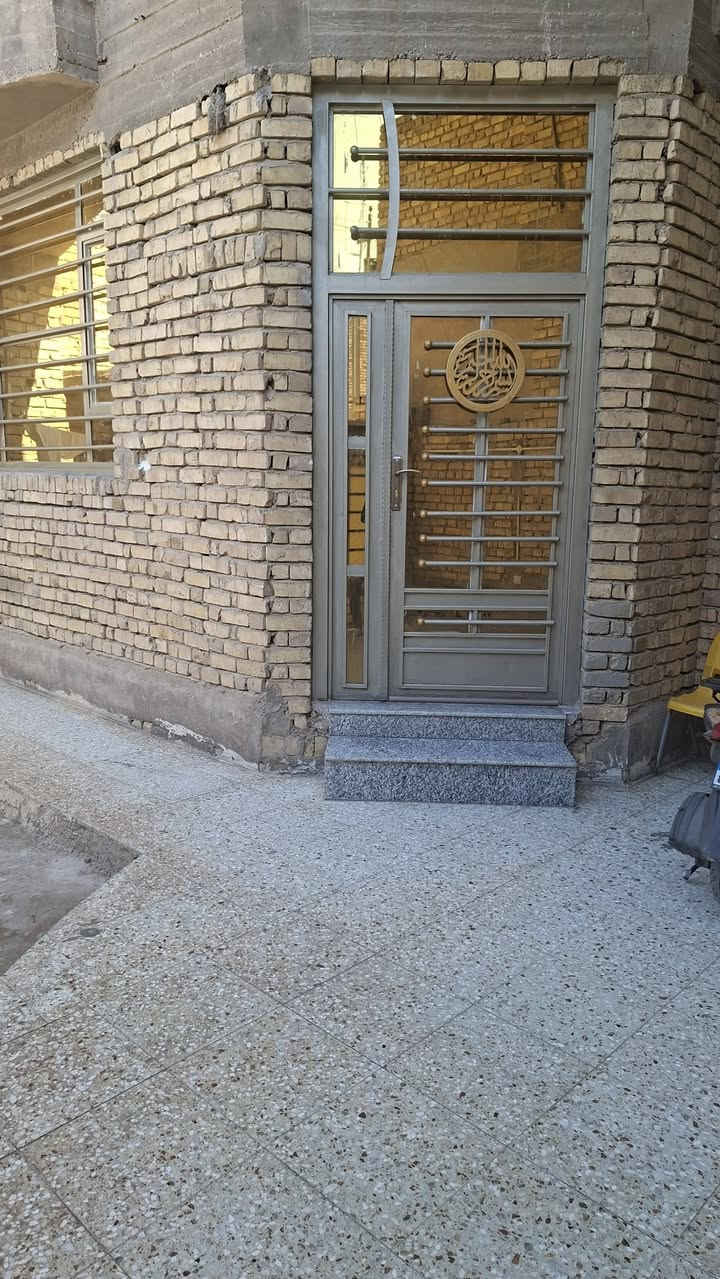 السلام عليكم بيت البيع المكان زين القوس شارع المله الرئيسي المساحه ٢٠٠ متر طابقيق بناه حديث الطابق الاول كراج سياره مطبخ استقبال وهول وصحيات خارجيه وداخليه وغرفتين نوم ومناور اثنين والطابق الثانيه اربع غرف نوم وصحيات البيت كامل من كلشي سعر البيت ١٨٥ اتصل وستفسار ***********او***********
