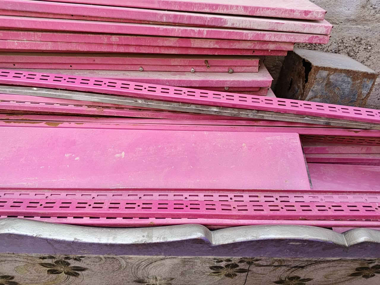 السلام عليكم اغرض محل ميز حديد وجامخانه عرض ورفوف حديد وبسعر مناسب العنوان مدينه الصدر منطقة الحميديه ***********
