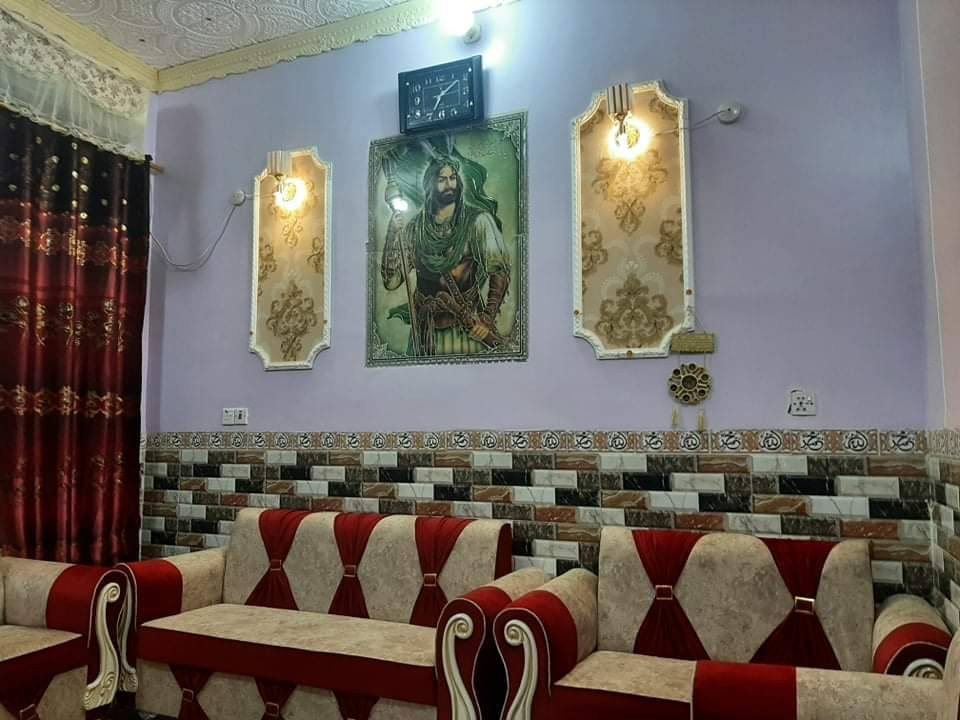 بيت زراعي للبيع مساحته ٢٠٠م مربع يحتوي على غرفتين نوم وصاله ومطبخ واستقبال صحيات خارجيه وحمام داخلي الدرج مرمر أرضية البيت كرانيت السطح شتايكر بيه حديقه البناء طابوق مكانه خلف مطعم العزائم الاتصال على الرقم *********** أبو رضا
