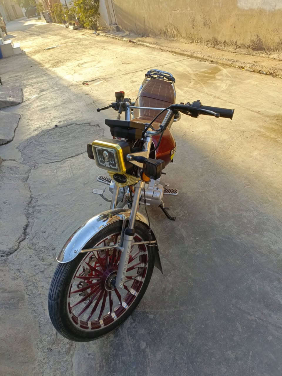 سلام عليكم سيفان ٢٥ فول نضاقه مابيها اي نقص مكينه سبانه مامدود عليها كهربائيات كلها  كلها بلاد شلعه معدل فول اوراق ورقه وحده كارتونيه الدراجه مامتعوبه سعر ٧٥٠ بيها مجال استفسار *********** والخاص مفتوح
