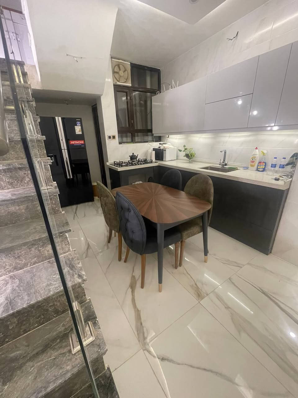 #للايجار__________في__________السيدية
بيت مساحتة ١٠٠ متر نظيف جدا 

يسلم فارغ من كل الأثاث في مربع جدا هادئ

يحتوي الدار على ٣ غرف نوم صالة مطبخ خدمات عدد ٢

للاستفسار آكثر الأتصال على الرقم 

***********

او زيارة المكتب الكائن في منطقة السيدية 

شارع جامع الأقصى مقابل لحوم جويلي 

مكتب المصطفى للوساطة العقارية
