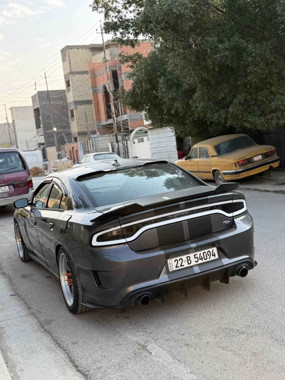 السلام عليكم للبيع جارجر r/t 2018 مكينة 5700
السيارة بدون ايرباك حادث دعامية امامية فقط السيارة رقم اربيل تحويل مباشر ثاني يوم السيارة فول عدا الفتحة ورادار 
عليها تخم ويالة ويلد حجم 20 بنيد ودعاميات srt بلكات ريسنك فيتبم ريسنك ولف حماوة ماشميتو برمجة مصطفى ايكل 
السيارة جاهزة من كل النواحي 
معروضة 213 وبيها مجال بسيط 
***********
