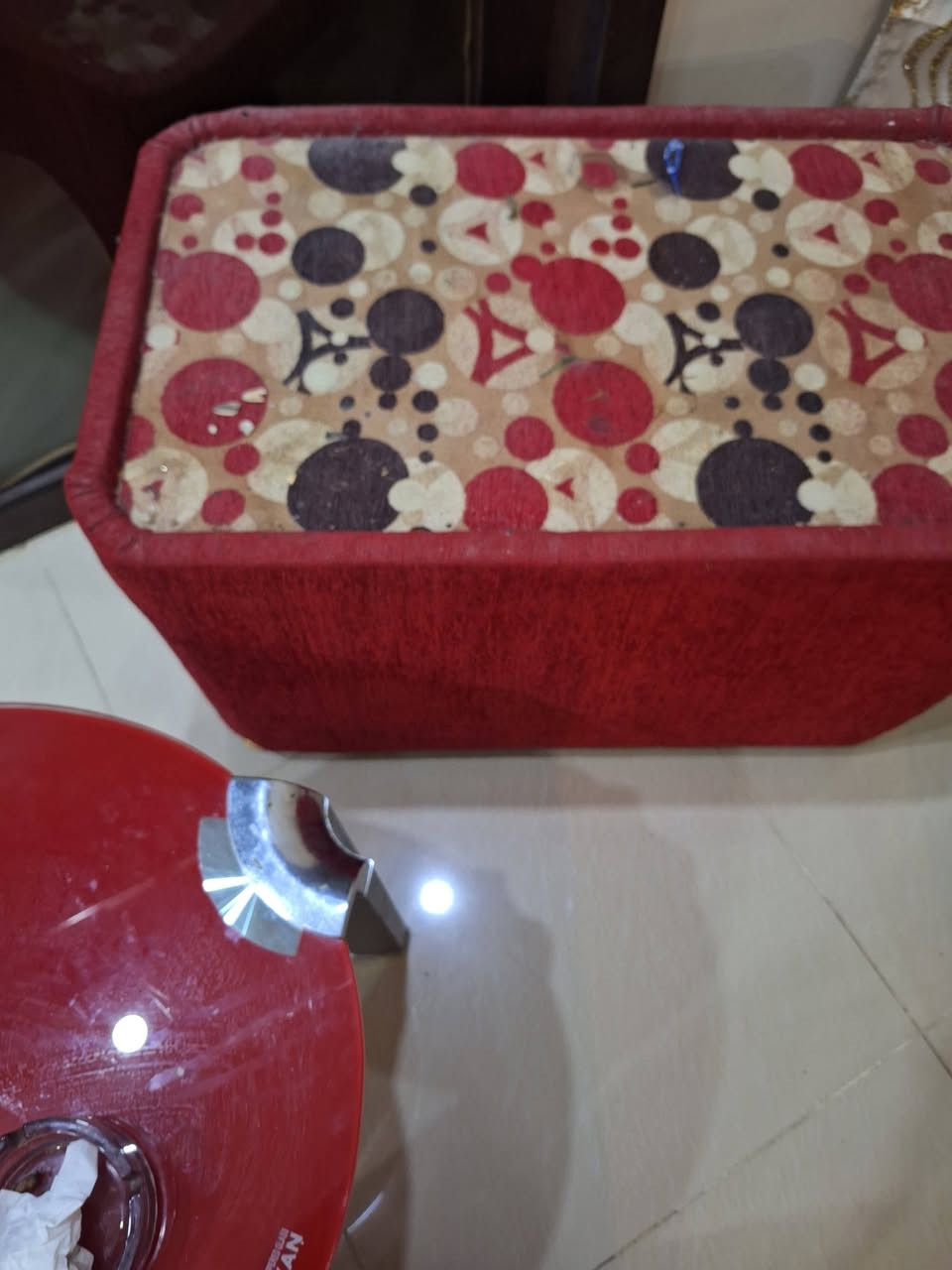 طخم قنفات للبيع اكثر من ١٠ نفر مع ميز وسطي السعر مناسب جدا العنوان مجمع بانك.عنكاوة.طريق بحركة القديم 
***********
