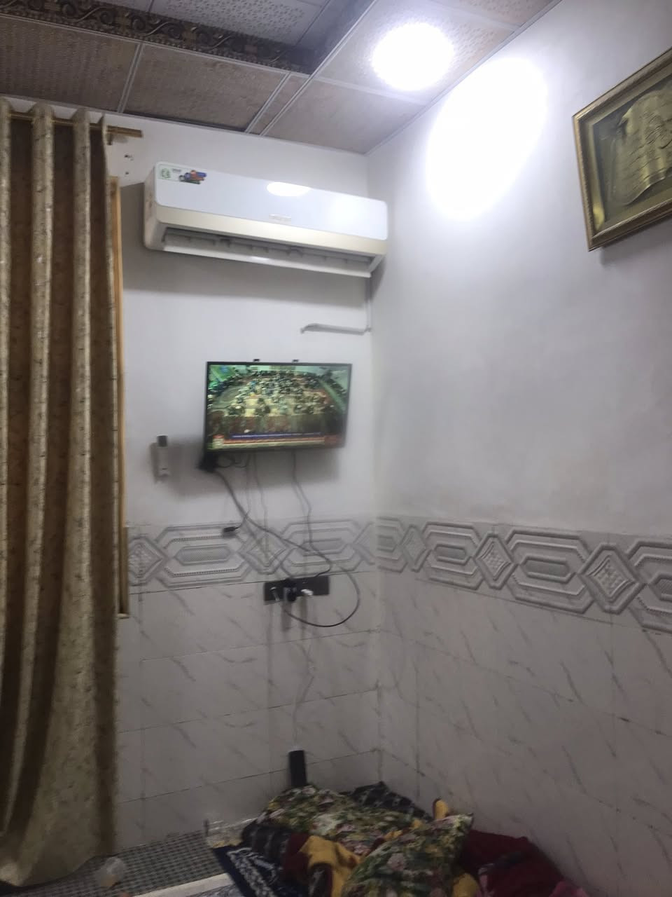 سلام عليكم يوجد بيت للبيع المساحة 74متر بناء حديث. 2025     طابوك سقف صب يتكون من غرفه وصاله استقبال  ومطبخ صحيات داخليه وخارجيه والطابق الفوك عل نص الطابق الجوة جاهز مابي أي نقص ويصلح الطابق الفوك شقه موقع حلو قريب الأمام الحسين كافت الخدمات متوفرة شارع مقرنص قريب جسر باب طويريج مقابل كراج الموحد ورة المول الجديد يصلح حسينيه للزوار السعر 165 وبي مجال بسيط الاستفسار على الرقم او مراسله الصفحه ***********
