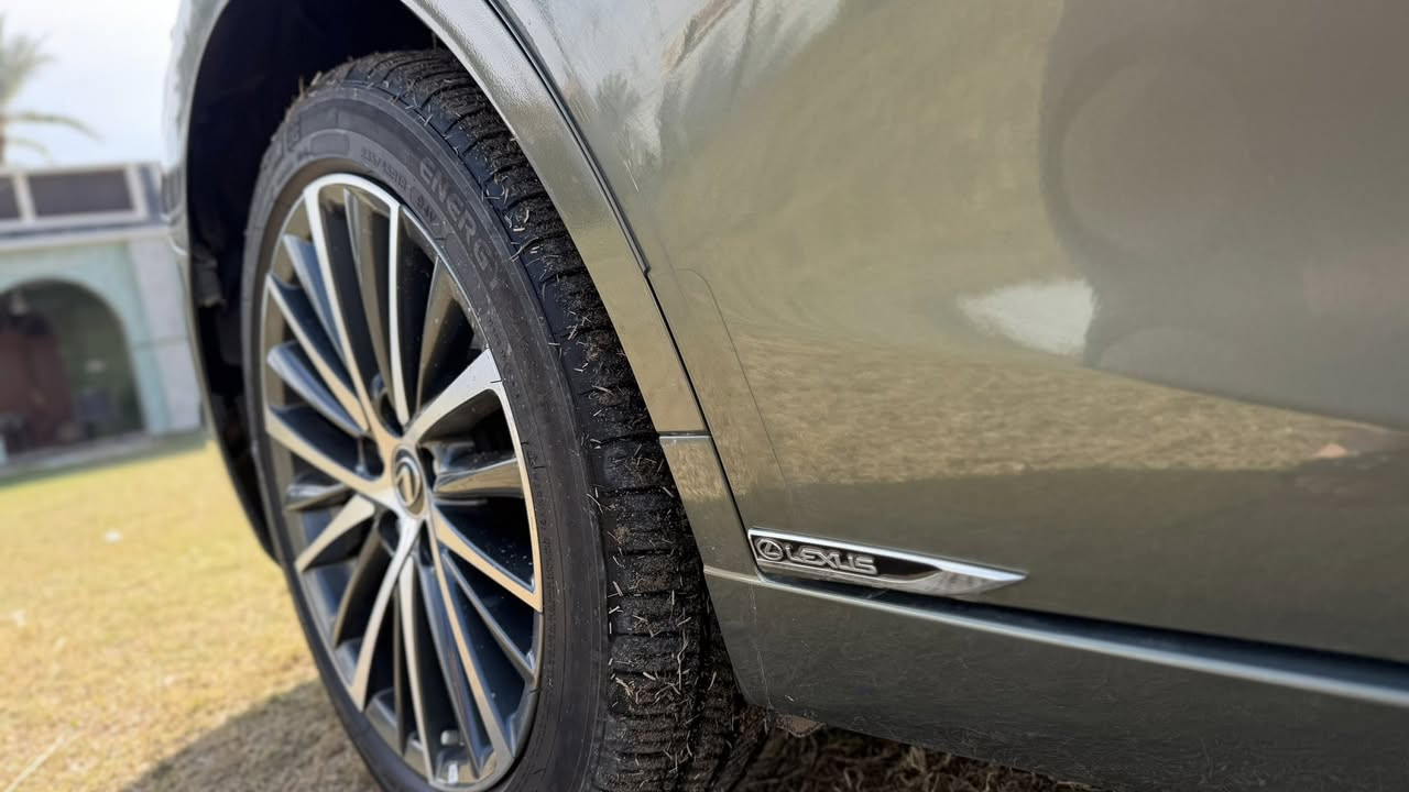 بسم الله والصلاة والسلام على رسول الله
للبيع او مراوس حسب القناعة 
لكزس ES 300h  (عنوان الفخامة )
موديل 2025 السيارة بحال الشركة 
لون اخضر زيتوني مميز داخليه خياليه
بدون اي ايرباجات 

المواصفات
• ماتور 2500 CC   هايبرد 
• سعة المحرك 2.5 لتر
•   4 اسطوانات بقوة 215
• عزم الدوران 220 نيوتن 
• دفع أمامي FWD
• تعمل بناقل حركة أوتوماتيكي إلكتروني (CVT) ونظام دفع أمامي
• 8 وسائد هوائية
• حساسات امامية وخلفية 
• نظام حماية من السرقة
• جنط مقاس 18 مميز
• مراقبة ضغط هواء الإطارات
• فرامل مانعة للانغلاق
• وسائد هوائية جانبية
• وسائد هوائية خلفية
• التحكم في الثبات
• تقنية دعم المكابح
• نظام المساعدة في المرتفعات
• وسائد هوائية للسائق والراكب
• شاشة مقاس 8 انش
• وضعيات القيادة ( عادي - رياضية – ايكو)
• إنارة مصابيح أمامية LED ثنائية الشعاع
• أنوار نهارية
• أنوار ضبابية
• أنوار خلفية
• حاجب الشمس للسائق والراكب
• نظام تثبيت مقاعد الأطفال
• نظام المكابح المانعة للانغلاق
• فتحة سقف قابلة للإمالة والانزلاق
• بروجيكتور 
• نظام مراقبة النقطة العمياء
• مقاعد جلدية
• مقاعد مومري
• مقاعد كهربائية 
• مقاعد مدفى ومبرد
• مقود مدفى
• دخول ذكي
• مسّاحات مطر اوتوماتيكية
• مقصورة خشبية
• إضاءة ترحيب بباب السيارة
• شاشة ترفيه بحجم 8 انش 
• مفتاح ذكي
• أوضاع القيادة (إيكو، عادي، رياضي)
• مثبت السرعة الديناميكي الذكي
• الدخول بدون مفتاح
• كاميرا خلفية
• نظام ذاكرة للمقاعد
• أقفال آلية للأبواب
• تحكم من المقود
• مثبت السرعة الذكي
• نظام تنبيه مغادرة المسار ومساعد تتبع المسار
• تهوية مقاعد
• دعاسات جانبية
• عجلة قيادة مغطاة بالجلد والخشب
• مكيف متعدد المناطق
• نظام ملاحة
• اتصال يو اس بي + تايب سي + شاحن وايرلس 
• بلوتوث
• اتصال بالبلوتوث
• ابل كار بلاي
• أندرويد أوتو
• اختيار أنماط القيادة
• راديو
• 10 مكبرات الصوت
• تحكم كامل بالمكيف والشاشة الرئيسية 
من المقاعد

‭0771 225 0007‬@
