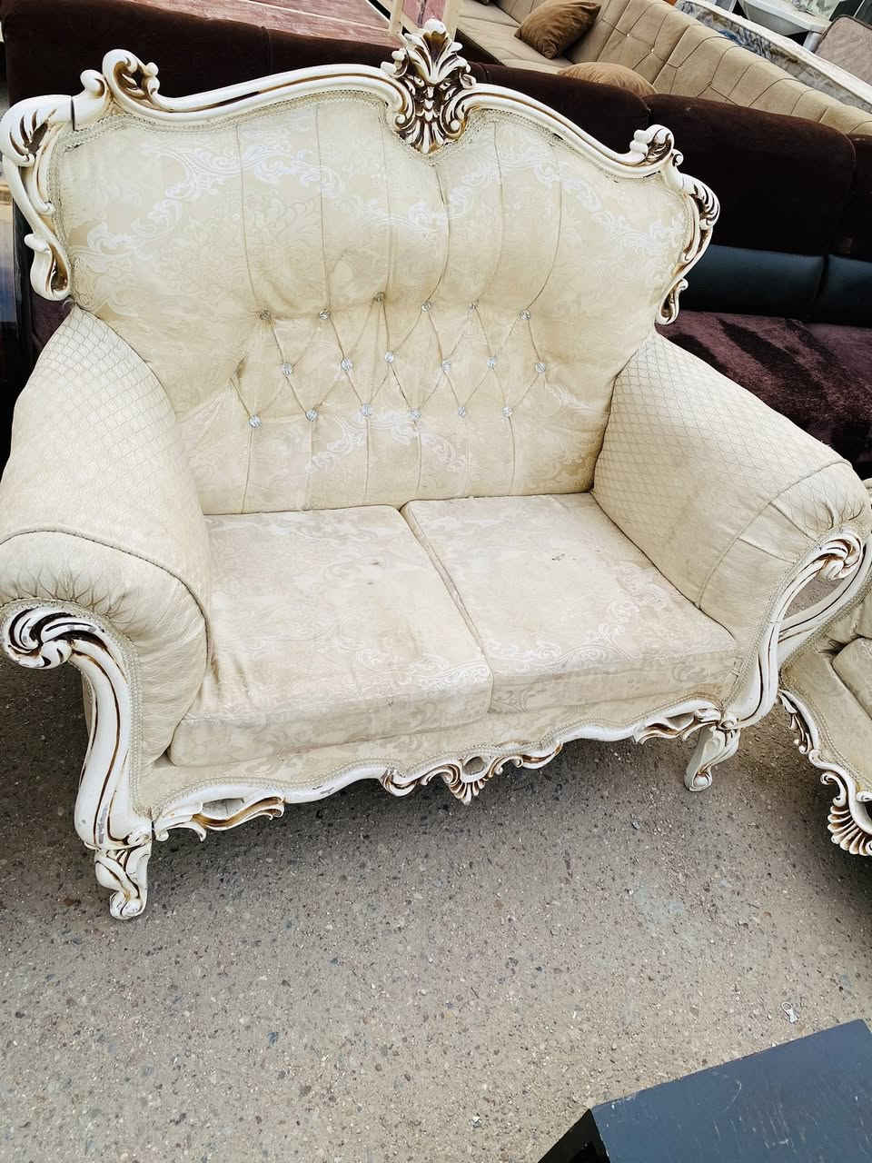 السلام عليكم 
تخم تركي عشر مقاعد لون ابيضّ منقش بي بس كرسي يحتاجله غسل كوشات متحركه مو ثابته ويا طبلات 
السعر 400 وبي مجال العنوان شارع فلسطين 
***********
