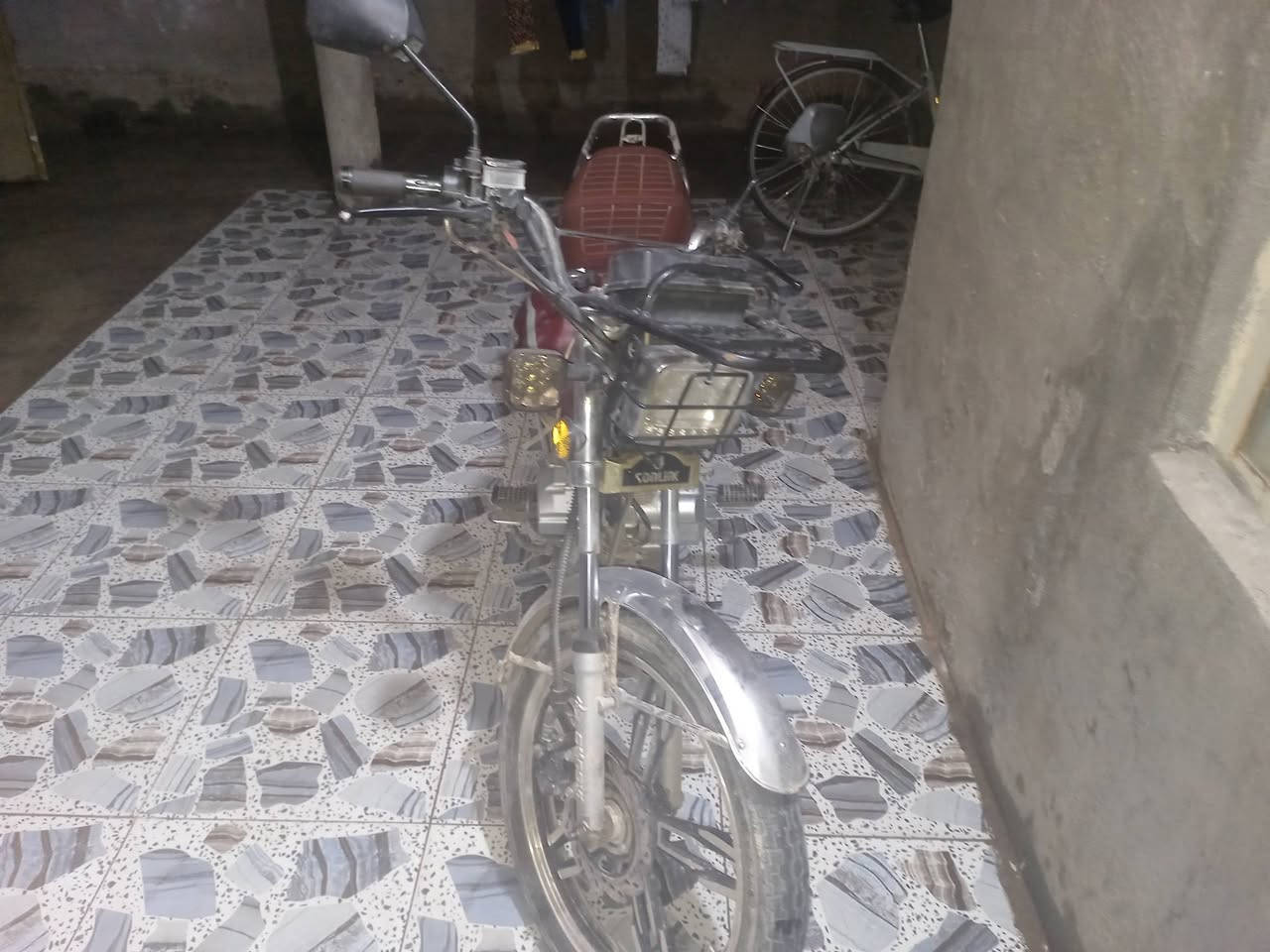 السلام عليكم مطار للبيع موديل 23 رمادي شارع 20 سعر 650  ***********
