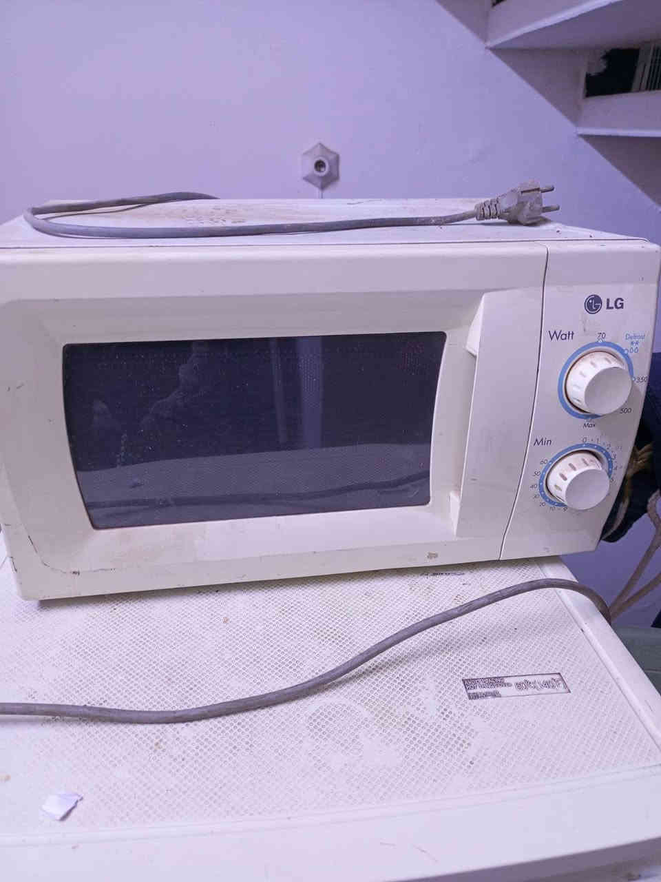 سلام عليكم
ثلاجة للبيع شغالة ناقصه غاز فقط لين متروكة فترة مابيه ليك 
ميكروويف شغال بابي اي نقص من شركت اي ال جي 
قيم وخذ مكان ثعالبة رقم ***********
