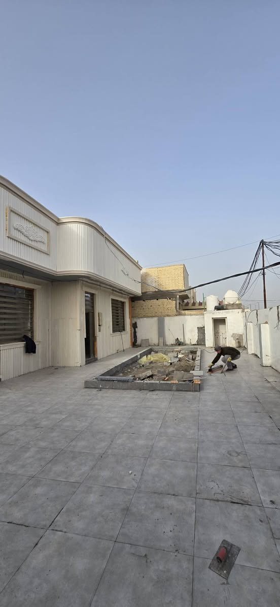 السلام عليكم بيت للبيع المساحه الكليه 500متر مساحه البناء تقريبآ ٢٧٠ متر بناء حديث طابق واحد يحتوي على غرف عدد ٤ مع صاله كبيره واستقبال ومطبخ حدائق عدد 2طبعا البيت تستلم جاهز بعد التشطيب سند 25طابو زراعي إقرار محكمه العنوان كربلاء خلف سايلو كربلاء عبر نهر الهنيديه بالفرع  بسعر ٣٥٠ مليون قابل للتفاوض مع صاحب العقاري مباشر استفسار اكثر الاتصال بالأرقام التالية يتوفر لدينا مختلف المساحات بيع وشراء او مراوس 
***********اسيا وتساب 
***********
***********
