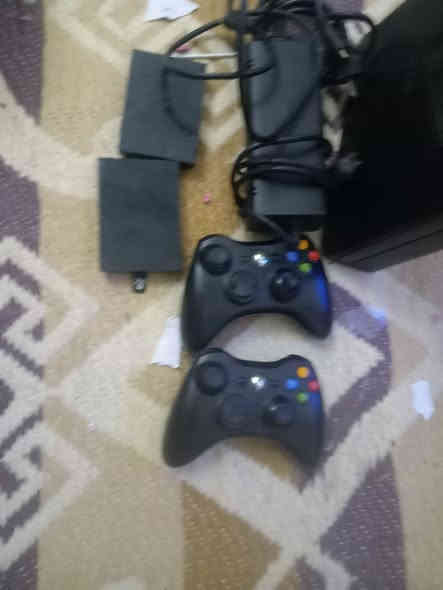 السلام عليكم شباب اكس بوكس الله شاهد نضيف مابي شي يدات اصلي كامل بس شغل ولعب وياه ٣ هاردات الله شاهد هاردين اشتريتهم ب ٤٠ والعاب يخبل سعر ٩٠ الف مكاني بغداد المشتل ***********
