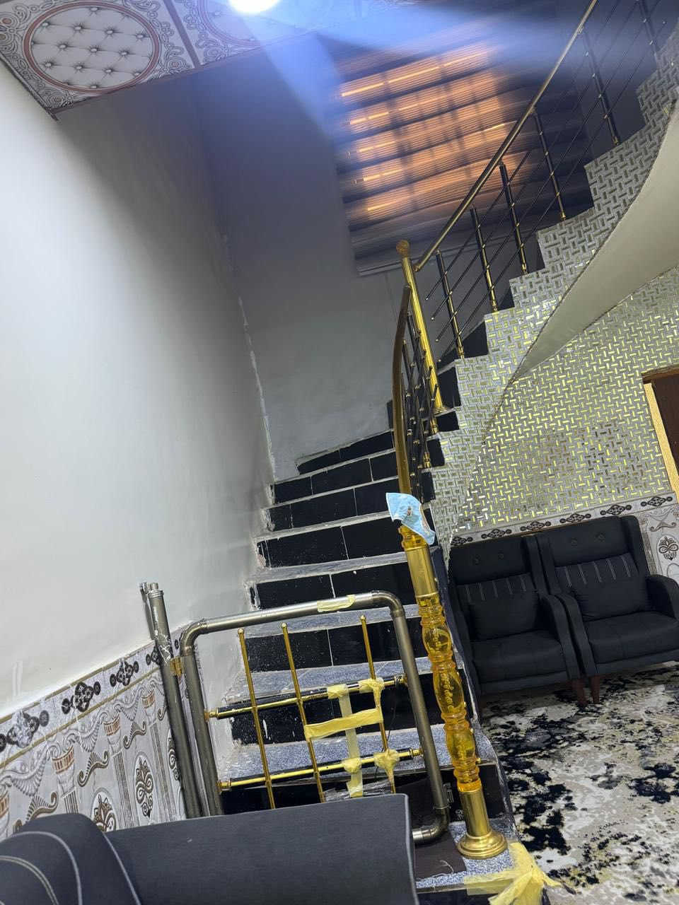 بيت للبيع 

المكصب   

مساحة البيت. ٢٧٥

زراعي 

  غرفتين. ديوان.   مطبخ حار بارد.   حديقة.  كراج 

صحيات 

السقف كونكريت 

ماء كهرباء 

البيت كامل سراميك.  مجاري. وكلشي 

الشراي يتصل.  

***********
