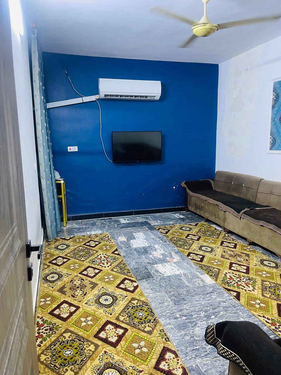 السلام عليكم ورحمة الله وبركاته
بيت مساحه ١٥٠متر واجه ٧.٥ نزال ٢٠ طابقين 
الطابق الأرضي كراج كبير مطبخ +غرفة ضيوف 
+صحيات خارجيه  +صحيات داخليه +صاله +غرف نوم عدد ٢
الطابق الثاني يحتوي على غرف نوم عدد ٤  وصحيات وصاله  الطابق الثالث سطح عدد ٢ البيت مرمم جديد ٢٠٢٣ الكراج والوجهاا مرممه  قبل شهر باقي ملاحضات مثل صبغ الشبابيك  والسياج  الخارجي وسقف البلكونه الطابق الثاني 
 موقع البيت المشتل حي  المعلمين  خلف مركز الشام   
رقم الهاتف :- ***********حيدر 
رقم هاتف :-***********علي
