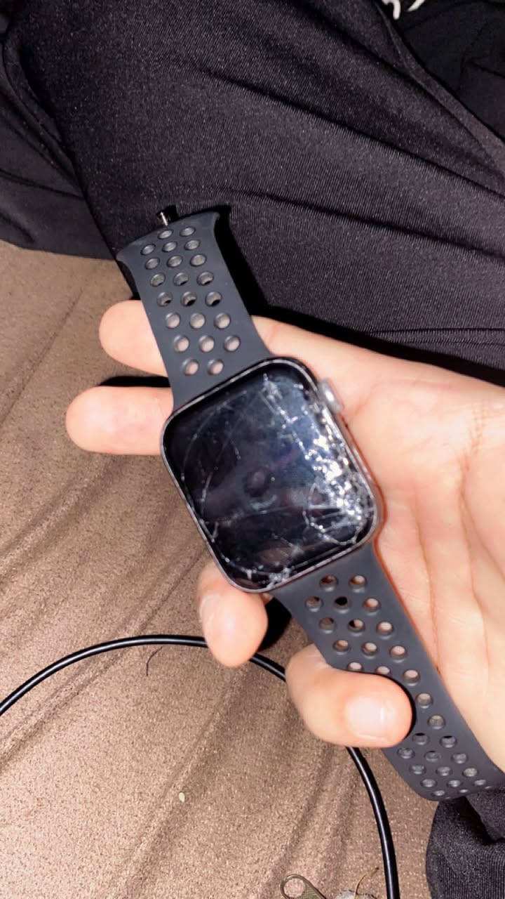 السلام عليكم ابل وتش نايك 44m سريس 4 وكعت ونكسرت الجامه الفوك قيم واخذ ***********
