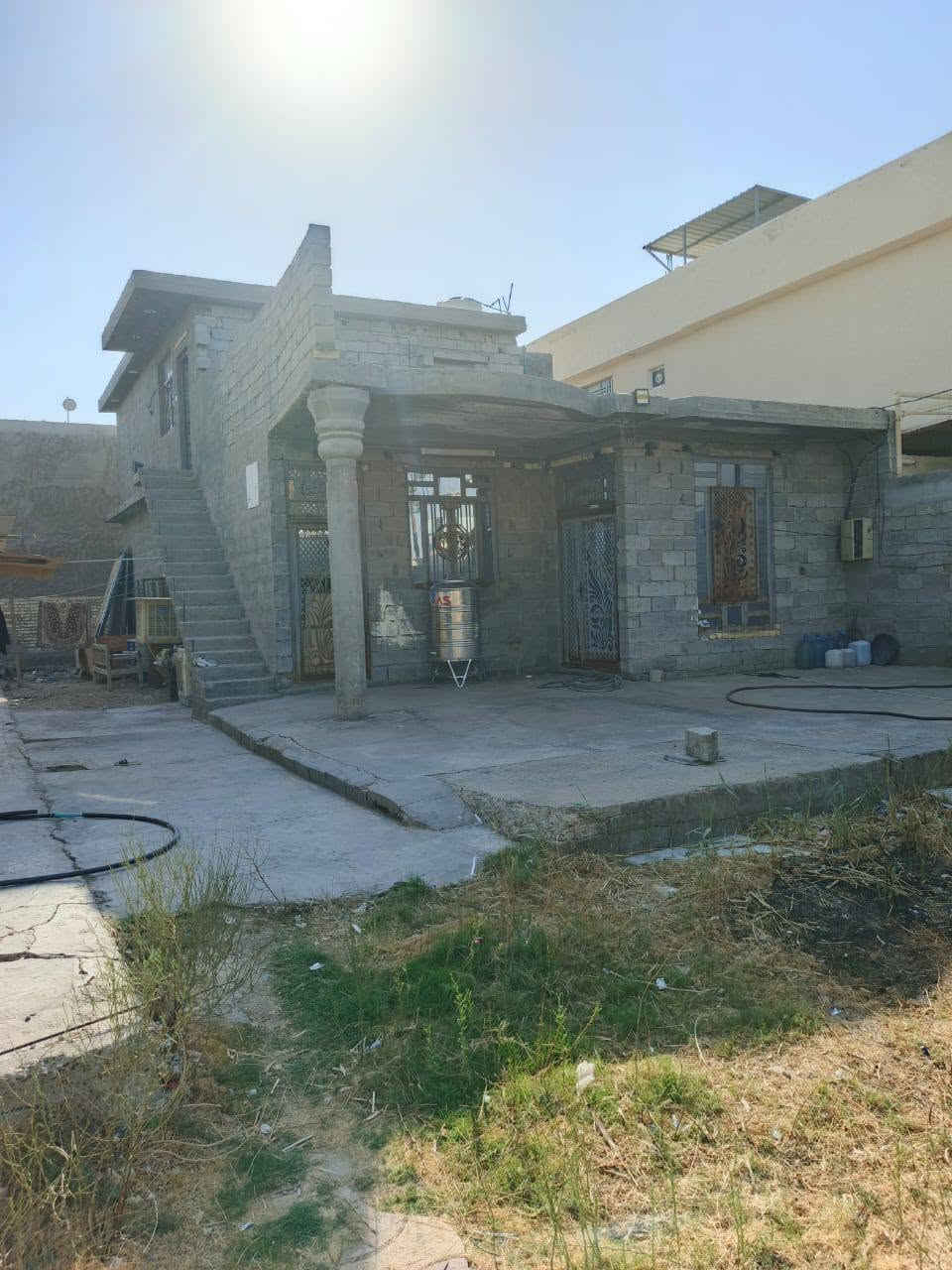 نص دونم  بي بيتين للبيع البيت يحتوي على أربعة غرف نوم اثنين في الطابق الاول واثنين في الطابق الثاني معزول درج خارجي الطابق الاول كامل بس نقص كاشي والطابق الثاني هيكل 
 البيت مبني طابوق يحتوي على ثلاثة غرف نوم واستقبال ومطبخ وصاله كامل كاشي وسيراميك
سعره 280وبي مجال واجه 25و نزال 50
دوره هورجب قرب بازين خانه محطت اضواء سند 25قرار قاضي ع محموديه 
***********اثير
***********كورك
