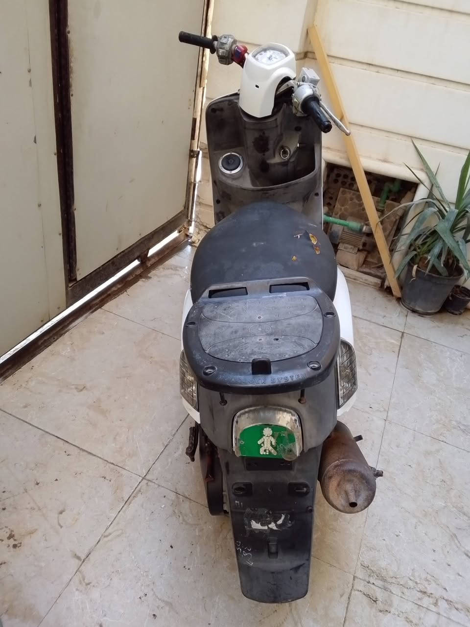 بوليس موديل 2008 بوشه 49 بلادي ما مفتوحه داخل املح  نگره سلف بكل وقت شلعه ومعدل خير من الله زوج تايرات جديد كهربائيات كلها شغاله هورن اشاير سكن لايت بگ لايت دبل اشاره سلف طوافه بنزين نقصها قفل جنطه وقبق بگ لايت السعر 550 وبيها مجال قليل العنوان كربلاء شارع احمد الوائلي خاص موجود او تصل ع رقم 
***********
