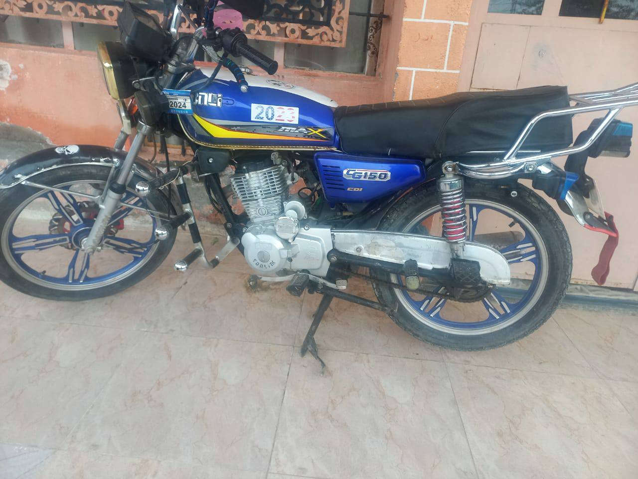 السلام عليكم ماطور سيفان موديل
2023 مكفول كفاله عامه من كلشي ماطور 
جديد بعده ونظيف محرك ٢٠٠ مامفتوح 
الماطور مكفول كفاله عامه من ايي ضرر
بسعر ٥٨٥/للاتصال ***********
