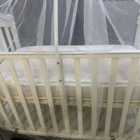 سرير اطفال قياساته 110*60 مستويان والمستوى الاول للخزن  متحرك بي عجلات...