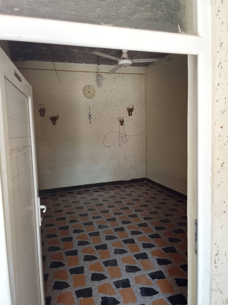 السلام عليكم بيت مساحه 50 قرب الحولي ابو مهدي المهندس فلكه الصدرين  يبعد عن كنطرت سلام 5دقائق بيت طابقين صب كونكريك ***********
