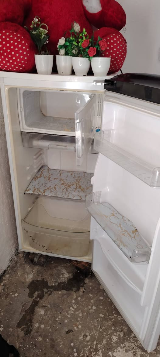 البيع ثلاجه ١٢ قدم التوصل ***********
