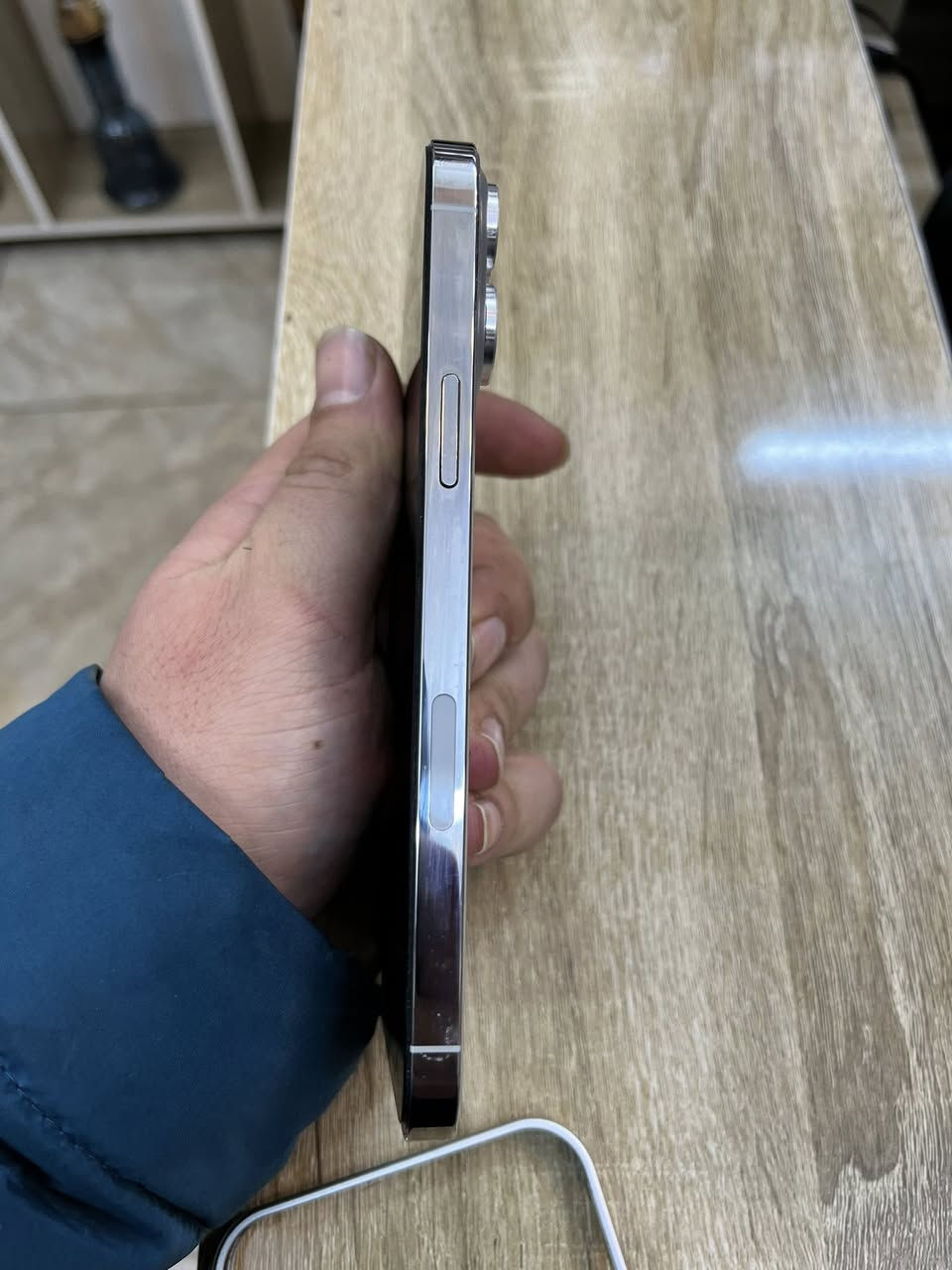 السلام عليكم
عندي ايفون ١٣برو ماكس ذاكره ٢٥٦ بطاريه ٩٢ مرفوعه 
لون ابيض فقط ضهر مفطر
بس مماثر ولا متاثرات كامرات وبي كفر ١٧ سلفر  بصمه وجه شغاله كلشي شغال حته ضمان انطي بي فقط شهر مفطر وكع مني وتفطر
سعره ٥٥٠ وبي مجال بصيط عنوان شعب قرب مكوى الخضراء 
***********
