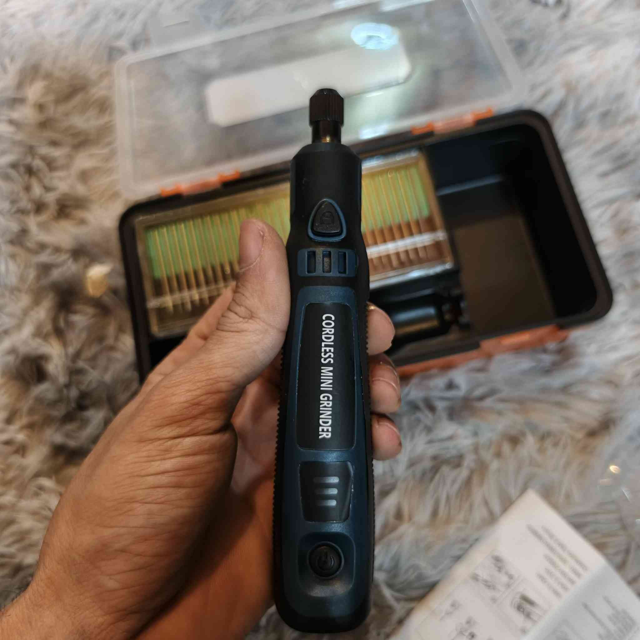 هذه أداة دوارة لاسلكية صغيرة (ميني جرايندر). 
تتميز بتصميم مدمج وخفيف الوزن لسهولة الاستخدام والتحكم الدقيق. 
تحتوي على سرعات قابلة للتعديل (تصل عادةً إلى 5000/10000/15000 دورة في الدقيقة). 
تعمل ببطارية ليثيوم أيون قابلة لإعادة الشحن عبر USB. 
مناسبة لمجموعة واسعة من المهام مثل الصنفرة، التلميع، الحفر، والنقش على مختلف المواد.


**إذا كنت صاحب هذا الإعلان وتريد حذفه لأي سبب، رجاءا أرسل رسالة إلى الدعم الفني**