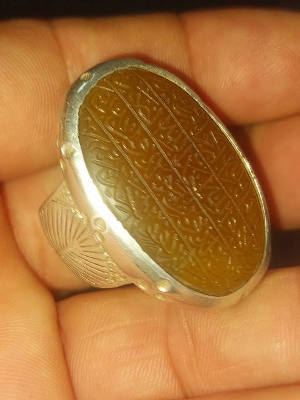 #يا #الله عقيق يماني  اصفر   انسي. قديمه   مخطوط سوره الاخلاص خط وصياغه ثقيله. صياغة ابو  مشتاق  الكاظميه  وخط حترافي قديمه وتحفه  مال شيوخ هاي القطعه  
تواصل وتساب 👇
 ***********
