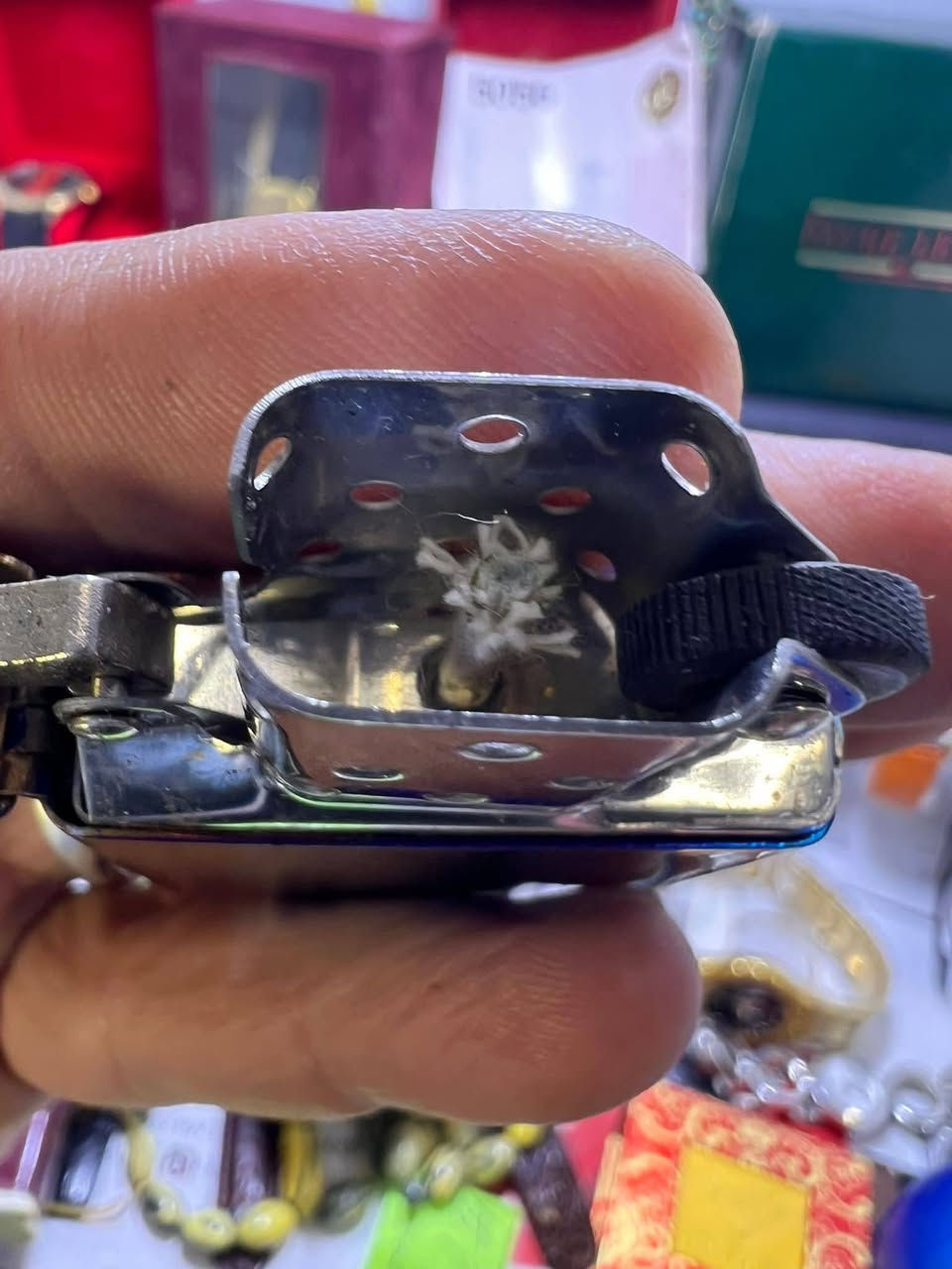 السلام عليكم ورحمة الله وبركاته
قداحه زيبو فنتج غير مستخدمه

اخذتها قبل فتره من احد المزادات

اعلى سعر ابيع وسعرها جدا مناسب


**إذا كنت صاحب هذا الإعلان وتريد حذفه لأي سبب، رجاءا أرسل رسالة إلى الدعم الفني**