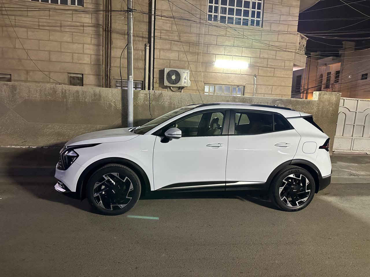 من رخصة الادمنية.   كيا سبورتج موديل 2023خليجي  وكالة نيم أم الضمان ضمان شركة نم خمس سنوات او 100 الف كيلو رقم اربيل الجديد محرك 2000 دوش والسيارة مكفولة كفالة عامة والسيارة ماشية ٣٦ على وضعية الشركة 
مواصفات السيارة:
فول واحد على واحد 
بصمة ،كراسي كهرباء،شاحن واير ليس،سايد بريك بصمة،شفتات ستيرن،ثلاث تحكمات أنظمة قيادة ،دشبول ايباد ،جنطه كهرباء ،قطعتين تبريد ،كشنات ،تدفئة بالستيرن والكشنات،فتحة سقف بنوراما ،حساس خلفي امامي،رادار جانبي ،نقطة عمياء،لد امامي لد خلف 
وبعد بيها مواصفات اكثر .
مكاني شهداء البياع او حي الاعلام
والسعر 22500 يعني 225 ورقة للأي
للاستفسار سيف ***********  السيارة مكفولة كفالة عامة من كلشي
