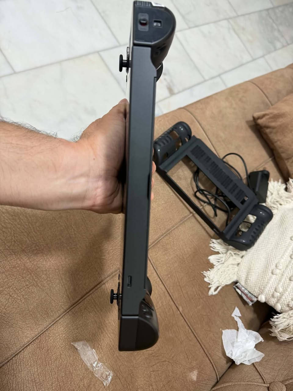 لبيع ليجن كو ذاكره واحد تيره بطاريته ٩٧ملحقات اضافيه ويا حامل جوستك ودرع اصلي نضافه جدا عاليه السعر ***********
