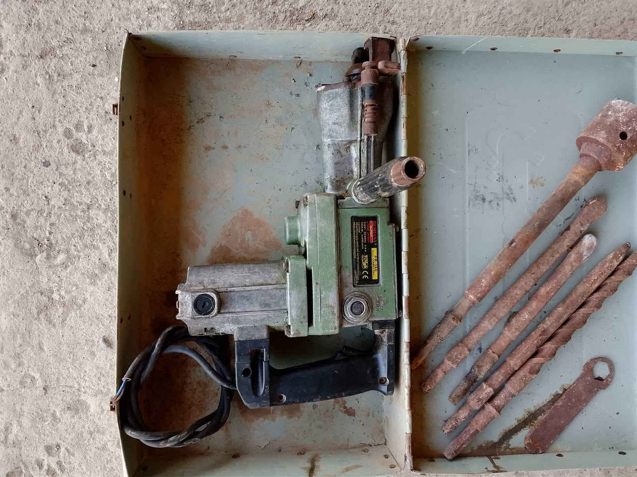 للبيع مكينة لحيم  جديده باله اصلي ما مستعمله 
و درين همر ريشان هوه وبراين كامله اصلي شغال ما مصلح 
  لاستفسار...***********..مكلف بالنشر
