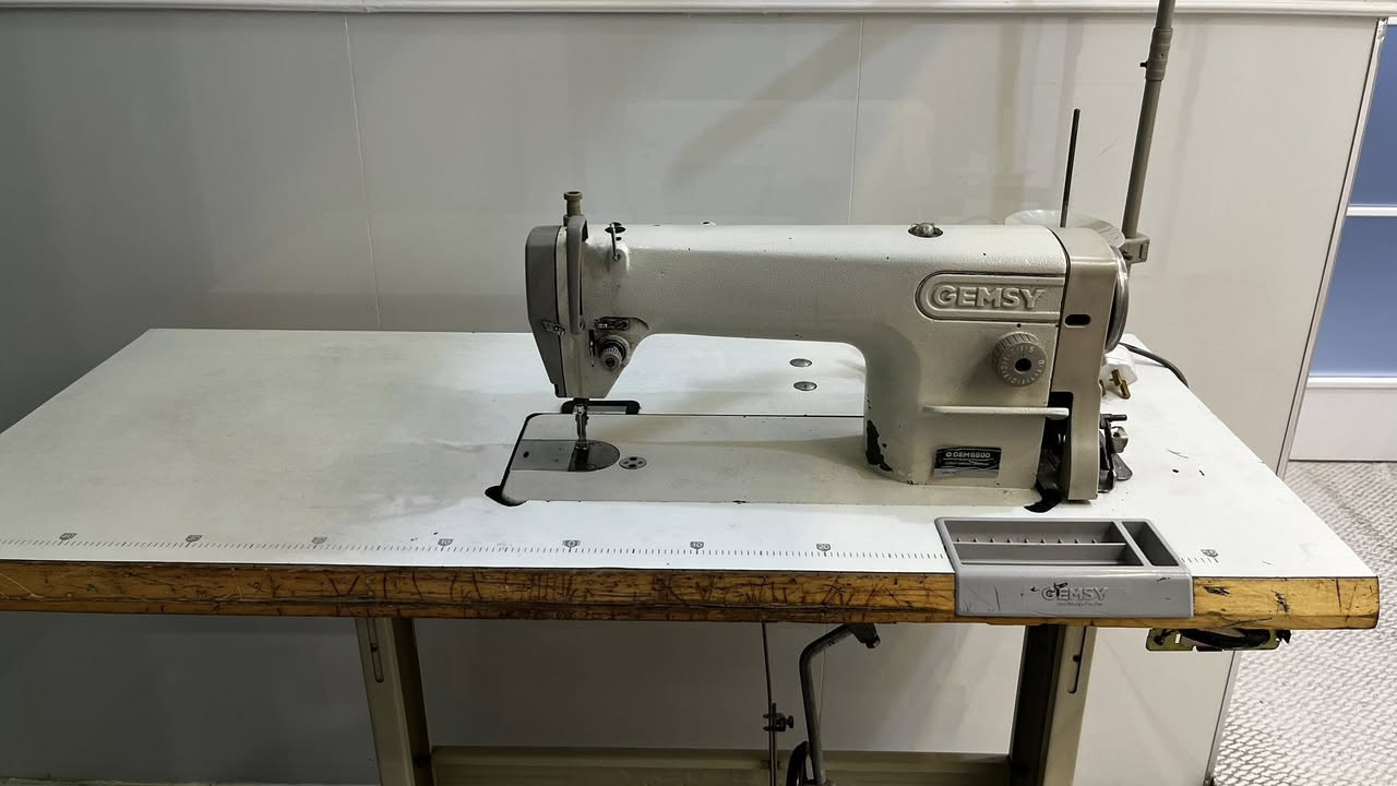 السلام عليكم ورحمة الله وبركاته 
للبيع جهاز مكينة مال خياطة نظيفة جداً قليل الاستخدام 
نوعية جيمسي فقط فيه ملاحظة صغيره فقط يحتاج تبديل سن ومأشر عليه في الصوره
السعر 250 الف بيه مجال 
رقم الهاتف ***********
العنوان كركوك
