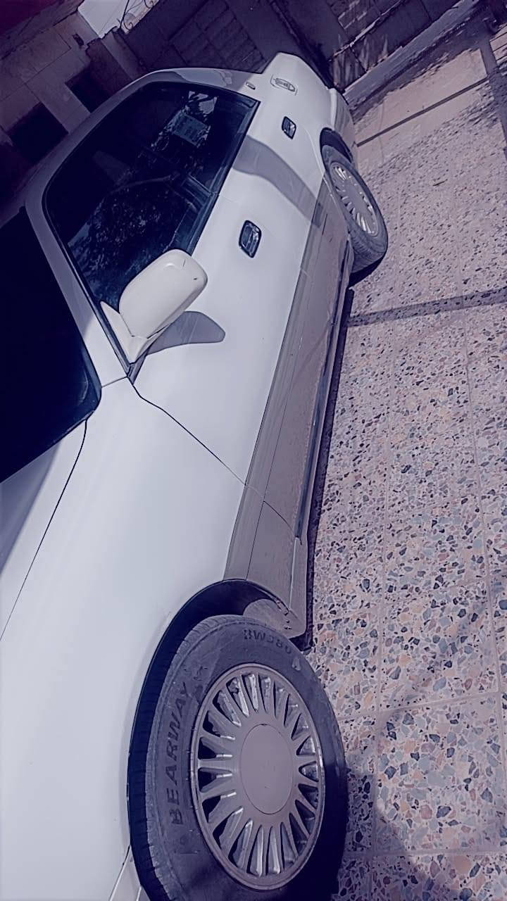 السلام عليكم راس الثوار للبيع سياره مقفوال من ضربه سياره مرتب بيها نكد بصيطه مكينه 3000ففتي تبريدها شغال بس صونده مال كمريسر نزرفت عدي وجايبله وحده بس تشدها تخم تاير صدر حداديه كله جديد  سنويه 27بسمي سياره ريدها 100ورقه وبيها مجال ***********
