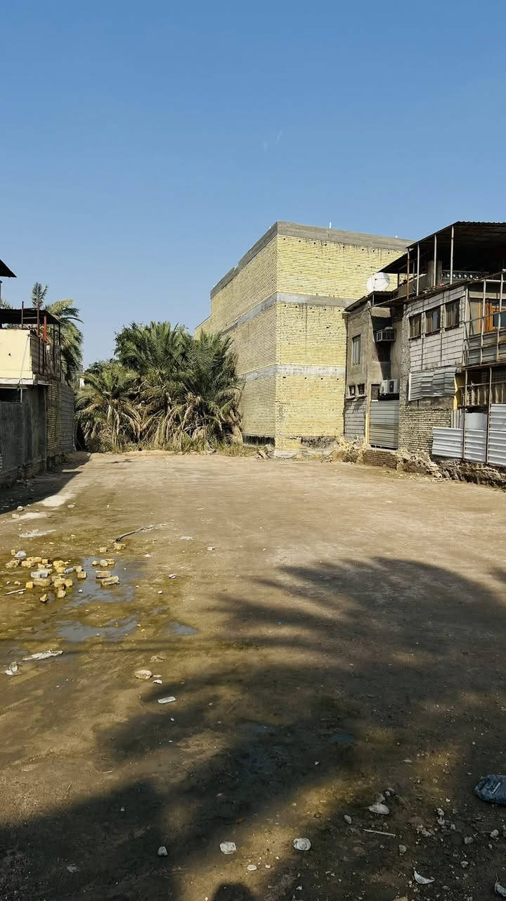 قطعة ارض للبيع في مركز البصرة منطقة حي المعلمين قرب تقاطع مستشفى الجمهوري مقابيل مركز شرطة البصرة يبعد عن شارع بصره عشار 100 متر المساحة الكلية للقطعة 533 متر والواجهة 17 متر موقع جدا مميز والمساحة حلوه سعر المتر 12 ورقة |للأستفسار *********** |#زين_المنصوري
