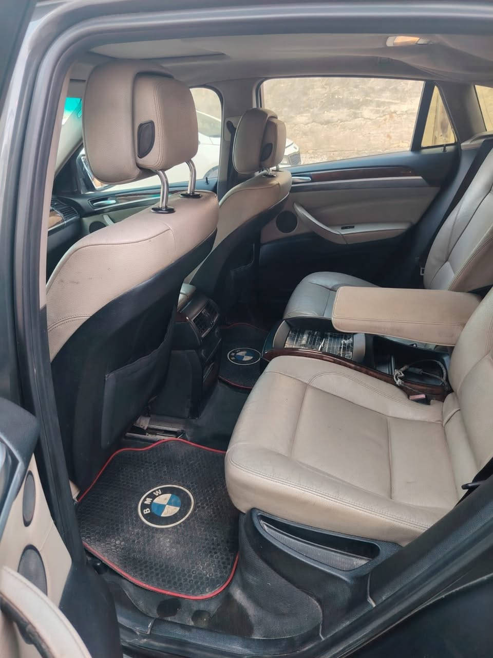 Bmw /X6. 2011 

مكينه 6 سلندر 3.5 تون باور تيربو ديزل 

كير اوتو 

المواصفات

بصمه 

سلايد 

شاشه كبيره

سيدس جنجر

ماوس تحكم

 5 كامرات 360 

رادارات 

هاند بريك بصمه

تحكمات ستيرن

شفتات ستيرن

اوتو هولد

كشنات جلد

كشنات كهرباء

كشنات خرن ميموري 

داخل لون عسلي + صاج

قطعتين تبريد

بردات بل ابواب

ويل كب قياس 19 

صندوك كهرباء 

لايتات زينون بلاد

بك لايت LED 

رقم أربيل 

مكان السياره بغداد 
 ***********
السعر ١٠٠

