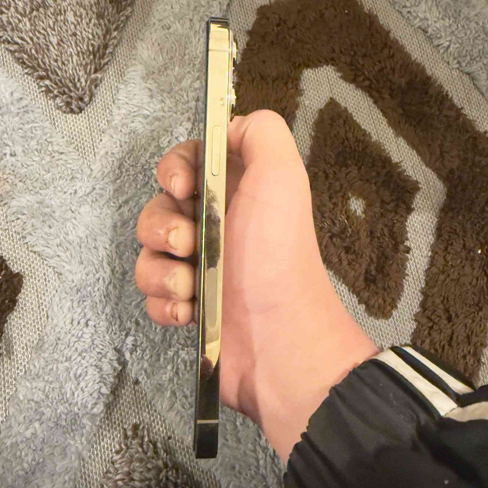 ايفون13 برو ماكس
وضع وكاله لا مفتوح ولا مبدل بي اي شي 
بطاريه 95 
ذاكره 256 
سيم واحد 
المكان أربيل 
السعر ( 600 الف)


**إذا كنت صاحب هذا الإعلان وتريد حذفه لأي سبب، رجاءا أرسل رسالة إلى الدعم الفني**