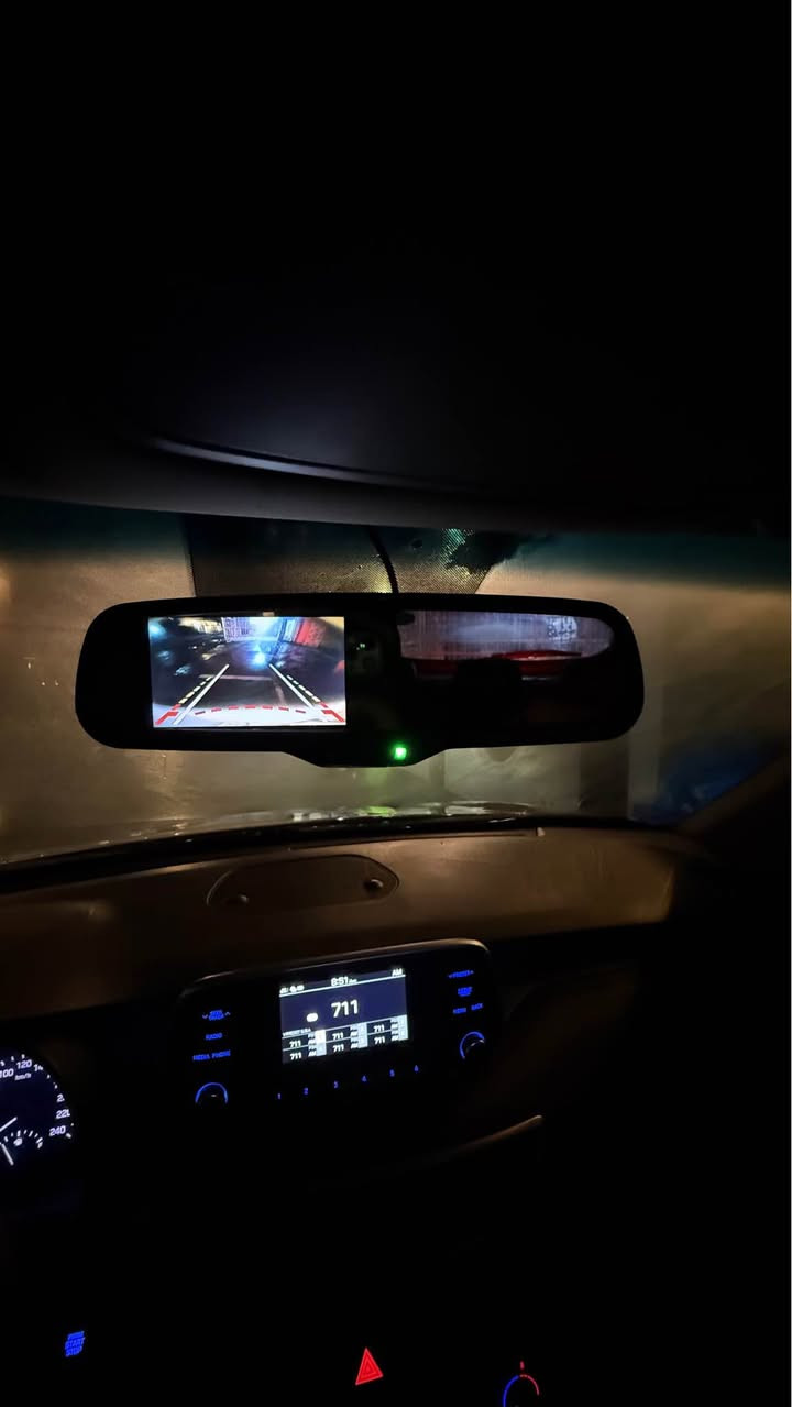 السلام عليكم  للبيع توسان موديل 2019
خليجي رقم بغداد تحويل مباشر 
مواصفات 
☘️بصمه 
☘️شاشه صغيرة
☘️كامره
☘️كشنات جلد
☘️ كشنات كهرباء 
☘️مري شفط + اشاير مري 
☘️تحكمات ستيرن 
☘️حساس امامي خلفي 
☘️لد امامي خلفي 
☘️تبريد قطعتين 
☘️خمس عدسات زينون
مكفوله من الصبغ والحادث 
(بيه رصعة بسيطة بالباب الخلفي و سمكرة على كد اصبع بلصندوق موضحة بلصور فقط ) 
ماشيه 66
السياره جديده وجاهزه  السعر 200 وبيه مجال 
والشراي يتفضل 
***********
العنوان بغداد بغداد, العراق
