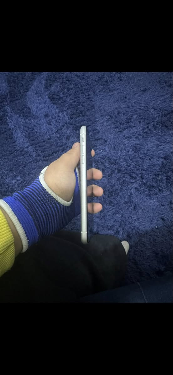 السلام عليكم ورحمة الله وبركاته جهاز ايفون اكس آر جداً جداً نضيف خيال مال زلغ مابي شخط مابي اللون ابيض جهاز ذاكرة ١٢٨بطارية ١٠٠ الجهاز كلة شغال فيس ايدي سيمكارت صوتة حلو مكاني بغداد شارع حيفا السعر ١٦٥ وبي مجال. قليل 
***********
