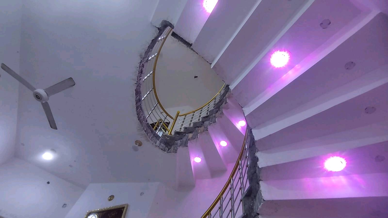 سلام عليكم لبيت مكان تنومه جزيره فيروزه قرب جسر مشايخ شارع عشرين ، يحتوي على اربع غرف ومطبخ وديوان وحمامات 3 جوه واحد خارجي        وصاله مساحه لبيت أكثر من 150 ،،،بناه طابقين بناه طابوق 180بي مجال

للاستفسار اكثر المراسلة على ***********