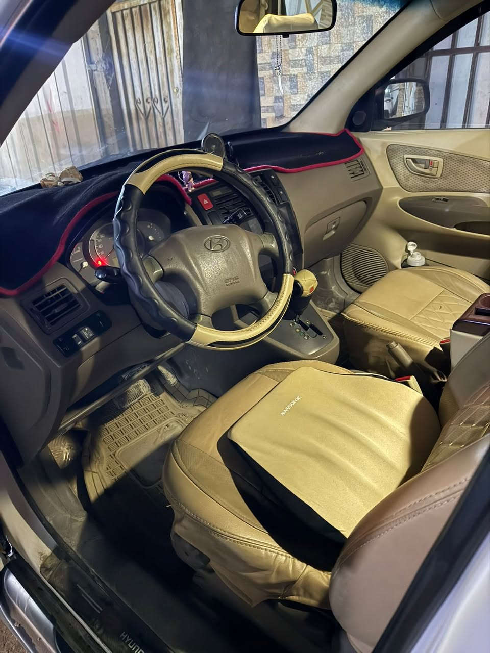 السلام عليكم 
توكسان خليجي ٢٠٠٩ رقم بابل الدولي باسمي كفالة عامة ماعدا طعجة صغيرة بالصندوك واضحة بالصورة واشخوط بالكت فقط 
السيارة تخم تاير جديد
باتري جديد
دوشمة جلد شركة
ارضية جلد 
شاشة اصلي ضمان 
كامرة دوارة اصلي ٣٦٠ درجة
حساسات خلفية بلاد
تبريد ثلج ⛄️
خمسة ويل كب 
منضومة زينون اصلي ضمان ٣ سنوات 
‼️ منضومة غاز ايطالي للتقليل صرف الوقود‼️
محرك سته سلندر ٢٧٠٠ 
السعر ١٢٤ $ وبيها مجال قليل 
مكانها بابل المركز
للاستفسار ***********
متواجد واتساب.
