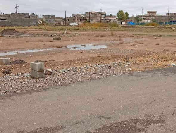 قطعة ارض للبيع مساحة 160 متر بالمعسكر قريب على بيت محمد رميض الصباحي خدمات كاملة  كهرباء وماء رئيسي بصفها وشارع تبليط وبيوت قريبه عليها مثل ما موضح بالصور سعرها النهائي 4 ملايين شراي خابرني واشوفك مكان القطعة ***********
