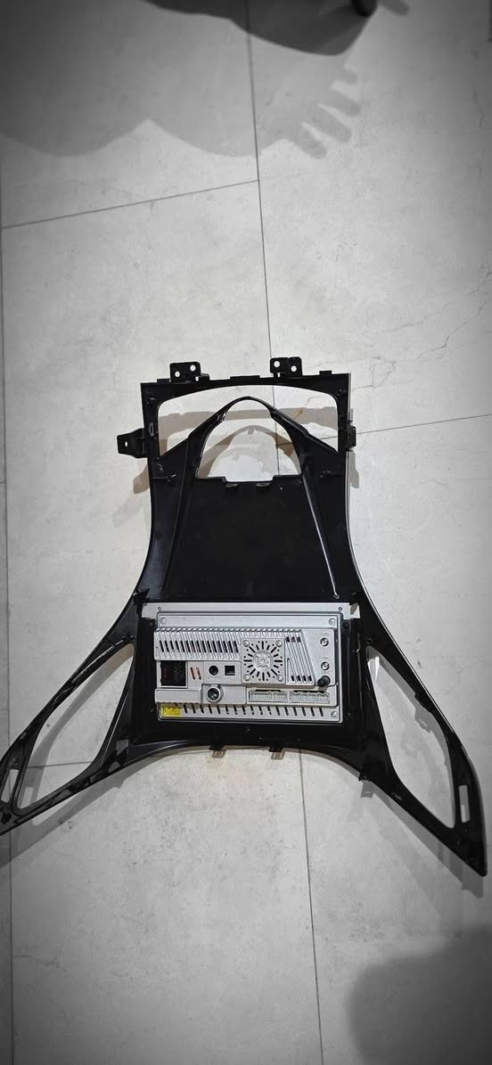 السلام عليكم 
شاشة ازيرا كار بلاي استعمال شهر واحد 
بعت الغاليه واخذت الشاشه مالتي مشتريهه ب٢٨٠ الف
رايدها ٢٠٠ مع كافة ملحقاتها والكومباس ايظا موجود 
***********
